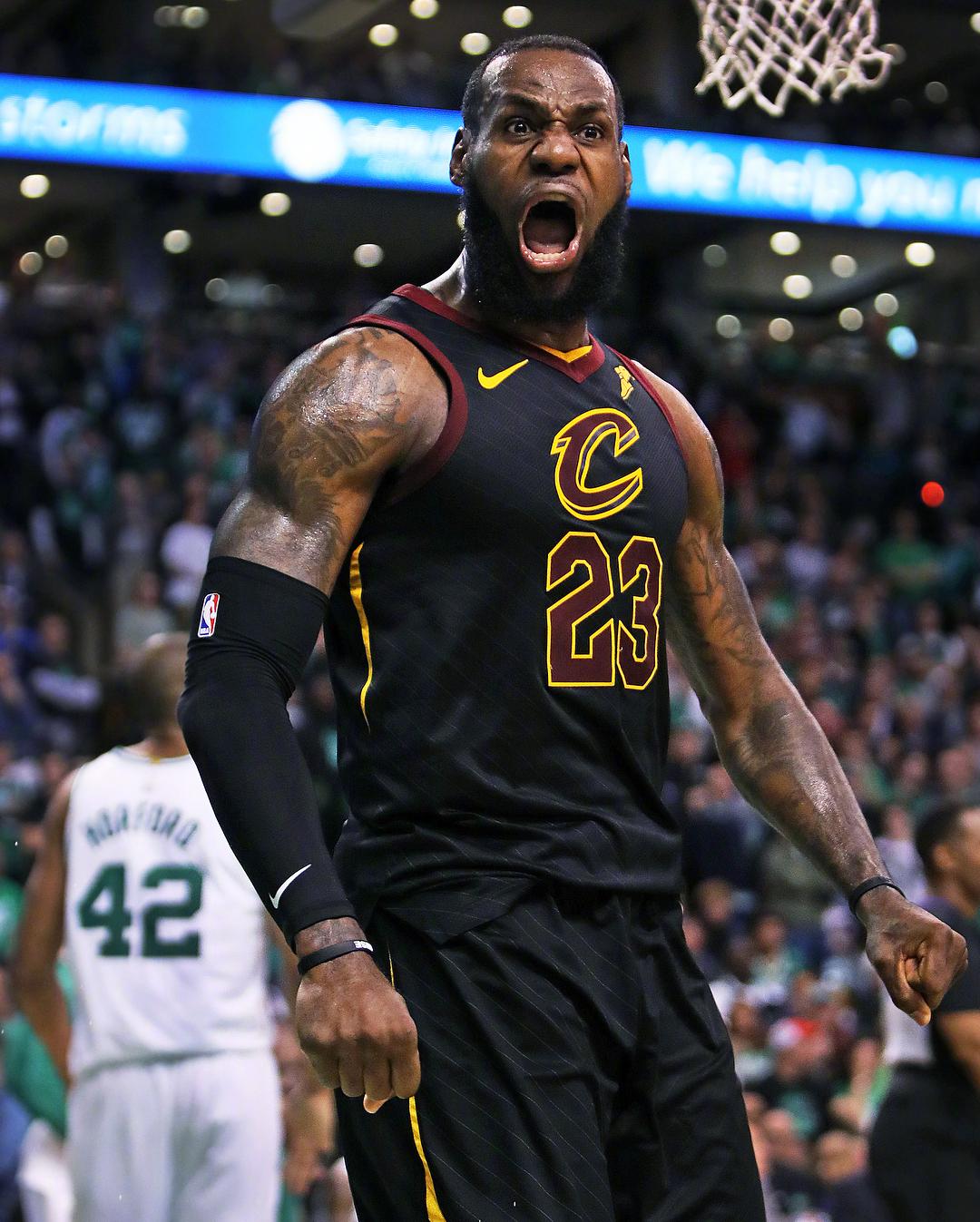 开云-关于詹姆斯回归赛场,精彩发挥首场状态亮眼,老鹰观众沸腾!的信息